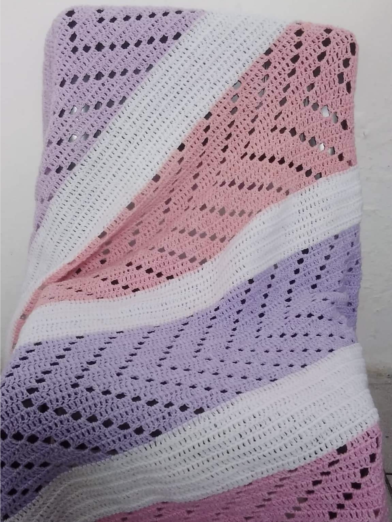 this easy filet blanket pattern looks great in one solid colour or using blocks of colour!