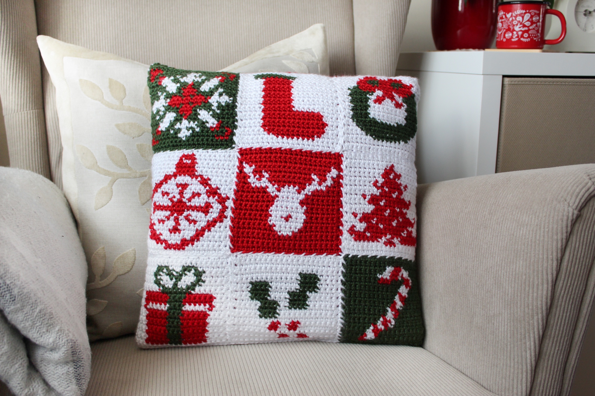 The Bauble Square Coaster - Free, Easy Tapestry Crochet Pattern ...