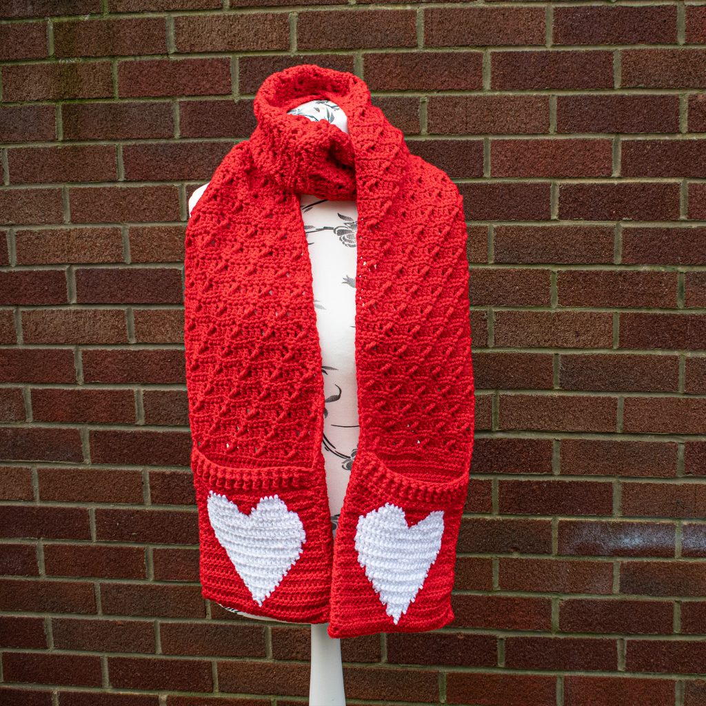 This crochet scarf with pockets pattern looks classy and is an eye-catcher!