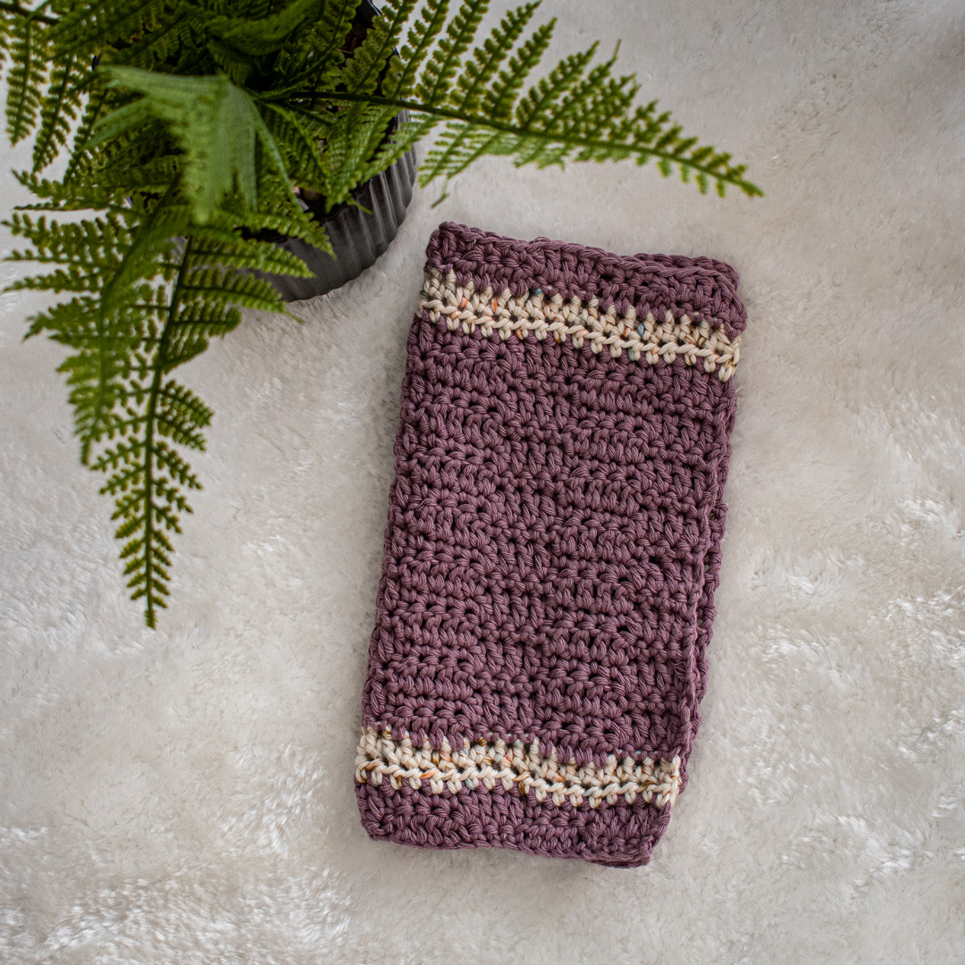 This crochet washcloth pattern will make a great quick gift idea!