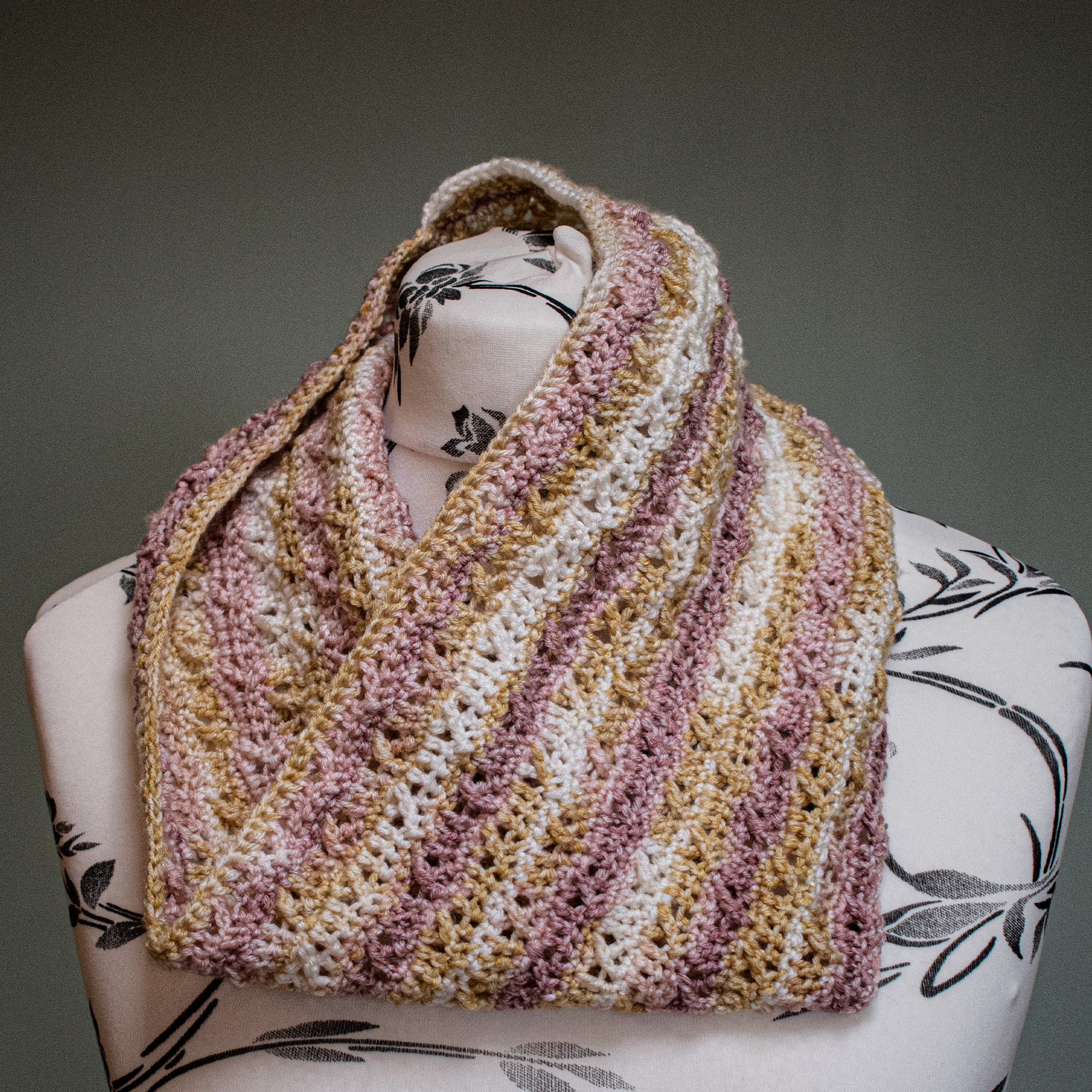 this crochet cowl pattern looks great in solid or variegated yarns