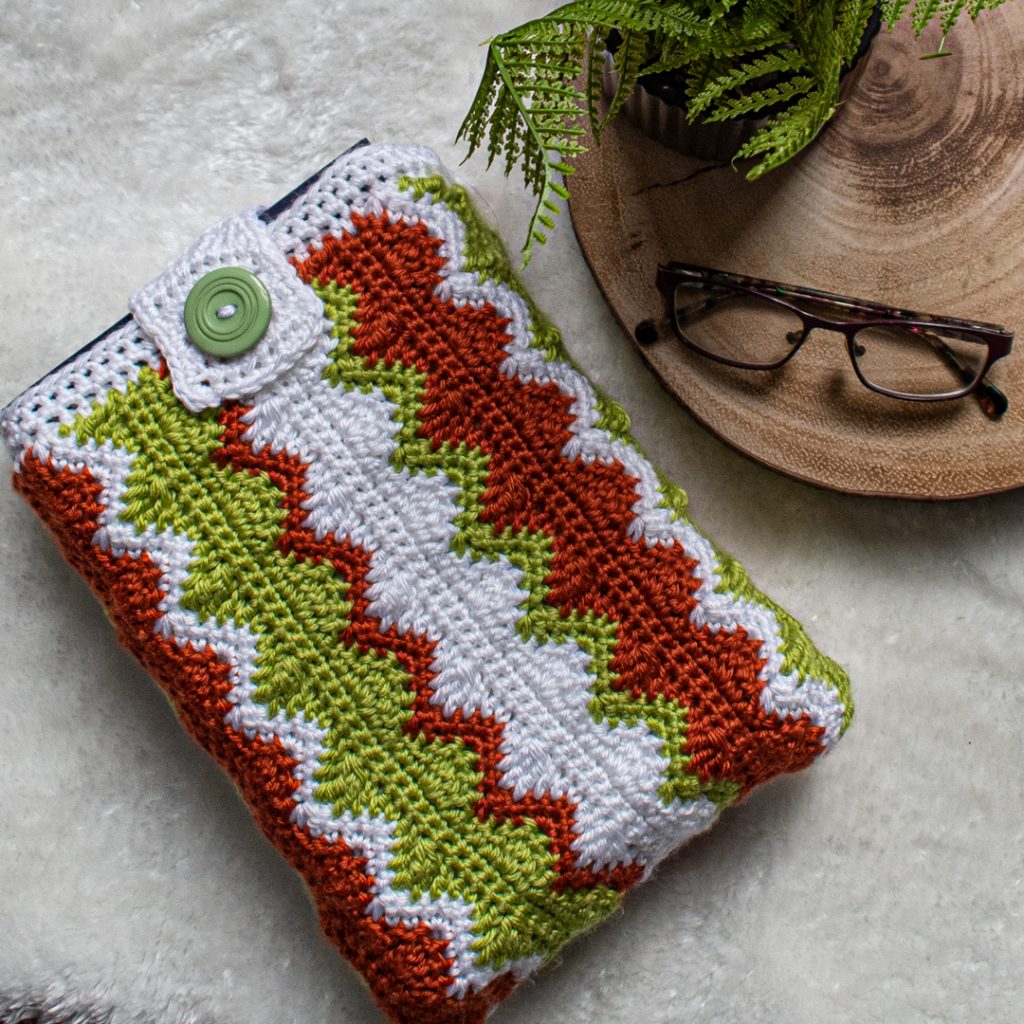This books leave crochet pattern is perfect for book lovers whether they prefer books or kindles! 