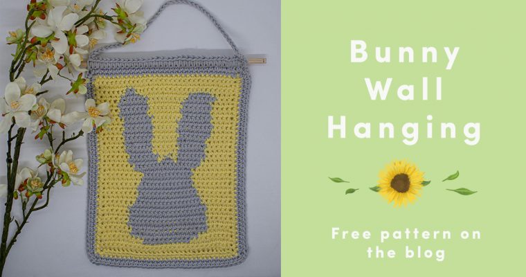 Free crochet pattern for a cute bunny wall hanging