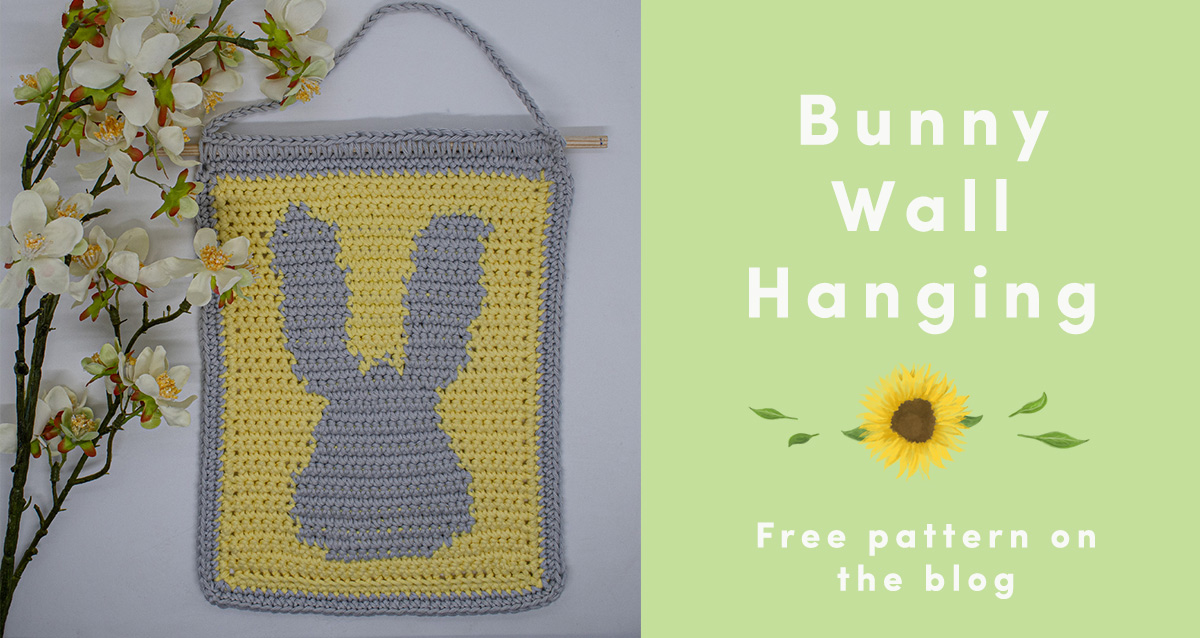 Free crochet pattern for a cute bunny wall hanging