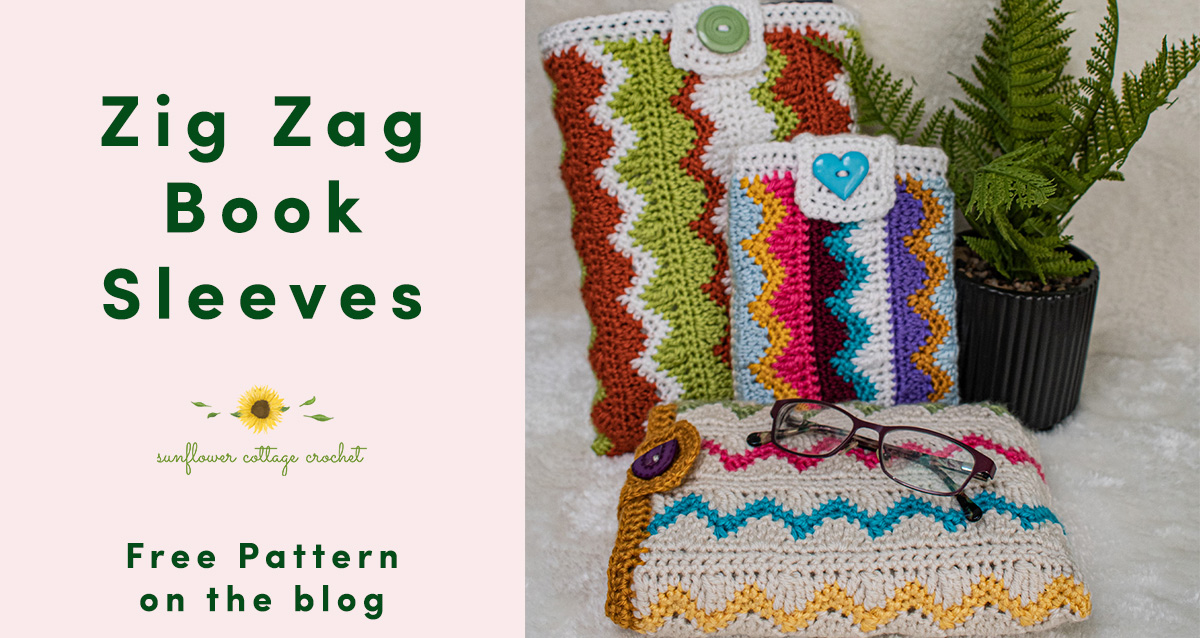 A unisex gift for all book lovers! Free book sleeve crochet pattern